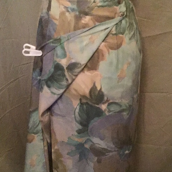 📌3/$20 - Floral Wrap Maxi Skirt - Picture 5 of 6